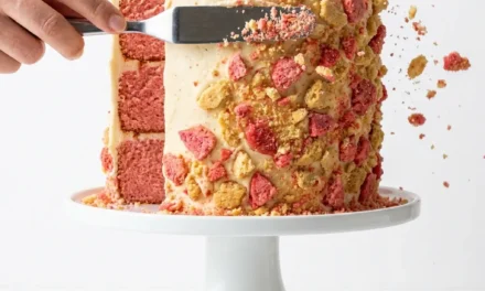 Strawberry Crunch Cake: A Deliciously Easy Dessert